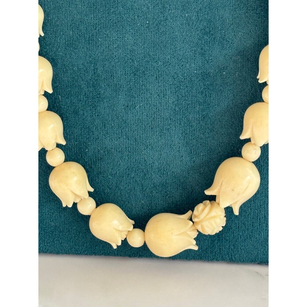 Vintage 1940's Celluloid Tulip Graduated Beads Necklace - Picture 4 of 6